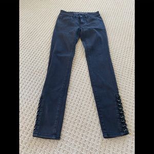 AMERICAN EAGLE BLACK WASH JEGGING WITH GOLD ACCENT
